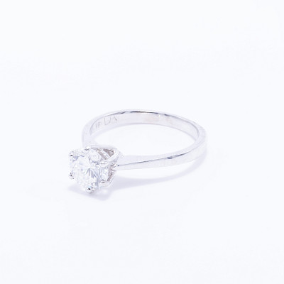Anillo de compromiso oro blanco 18k con 1 brillante central de 1.0ct FVS