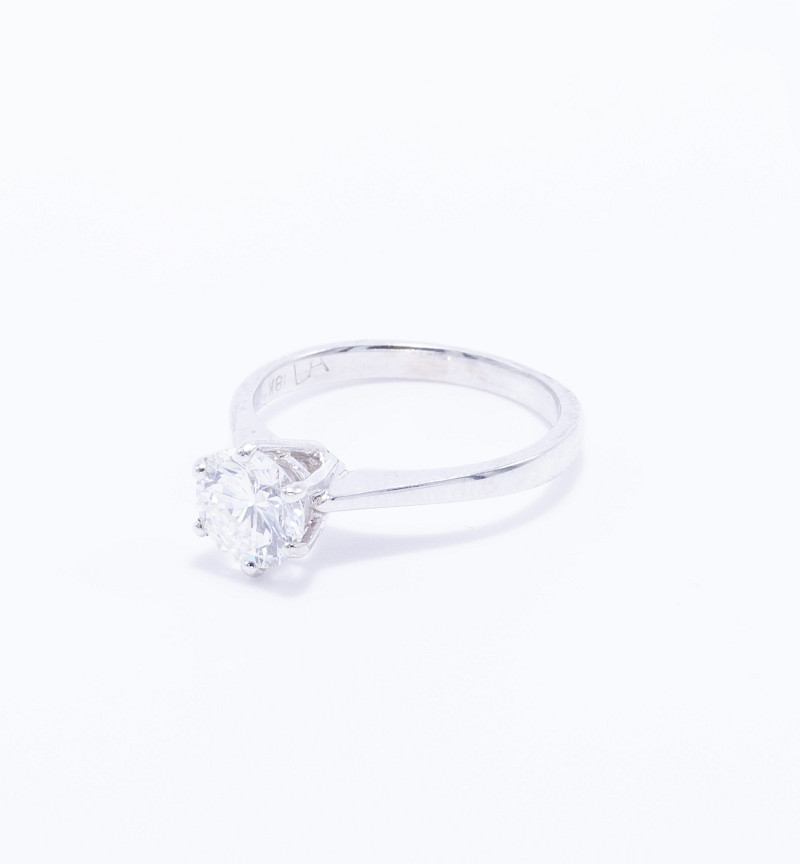 Anillo de compromiso oro blanco 18k con 1 brillante central de 1.0ct FVS