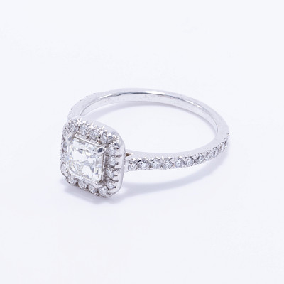 Anillo de compromiso oro blanco 18k con 1 brillante central de 0.87ct HVS1 y brillantes alrededor 0.90ct