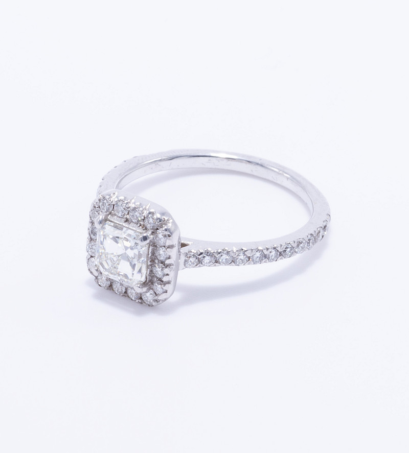 Anillo de compromiso oro blanco 18k con 1 brillante central de 0.87ct HVS1 y brillantes alrededor 0.90ct