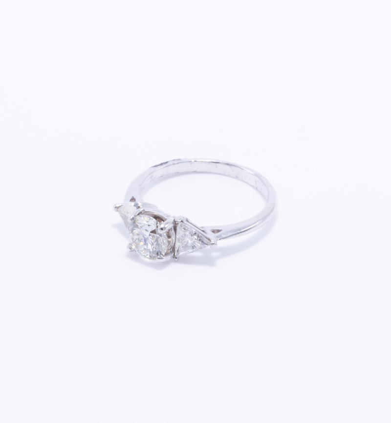 Anillo de compromiso oro blanco 18k con 1 brillante central de 0.95ct y dos brillantes a los lados de 0.50ct c/u