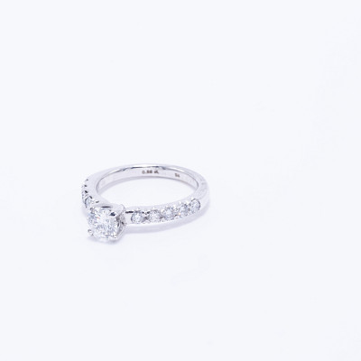 Anillo de compromiso oro blanco 18k con 1 brillante central de 0.58ct y brillantes en la banda 0.40ct