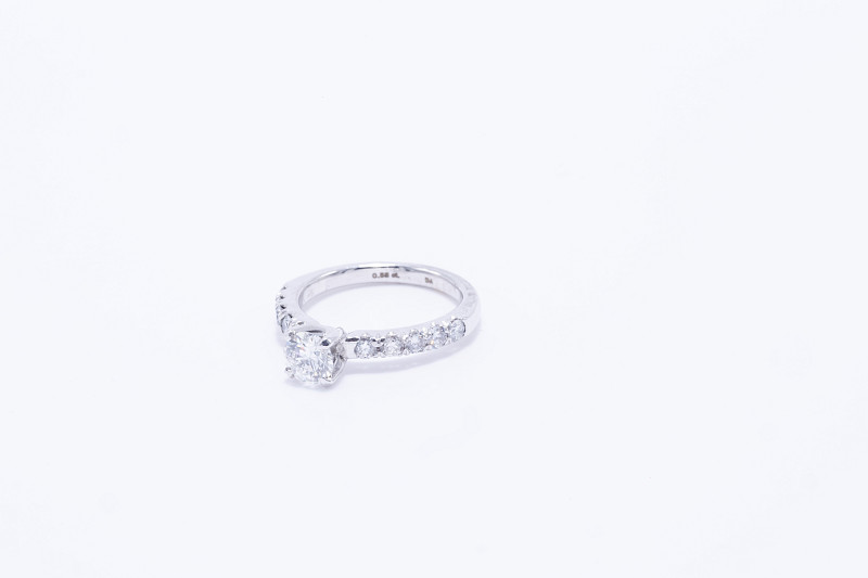 Anillo de compromiso oro blanco 18k con 1 brillante central de 0.58ct y brillantes en la banda 0.40ct
