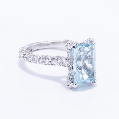 Anillo oro blanco 18k con una aguamarina de 4.18ct y 2.10ct de brillantes
