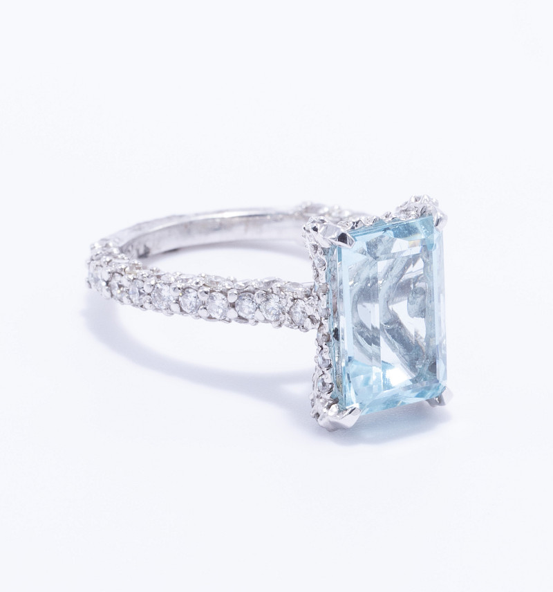Anillo oro blanco 18k con una aguamarina de 4.18ct y 2.10ct de brillantes