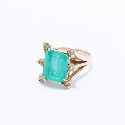 Anillo oro amarillo 14k con 1 esmeralda central 8.70ct y brillantes 0.72ct