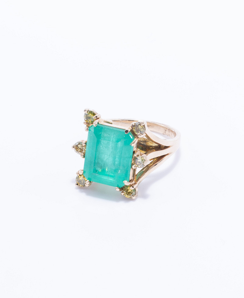 Anillo oro amarillo 14k con 1 esmeralda central 8.70ct y brillantes 0.72ct