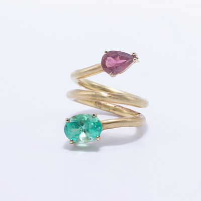 Anillo oro amarillo con acabado Matte en 14k con 1 turmalina de 1.04ct y 1 esmeralda de 2.13ct