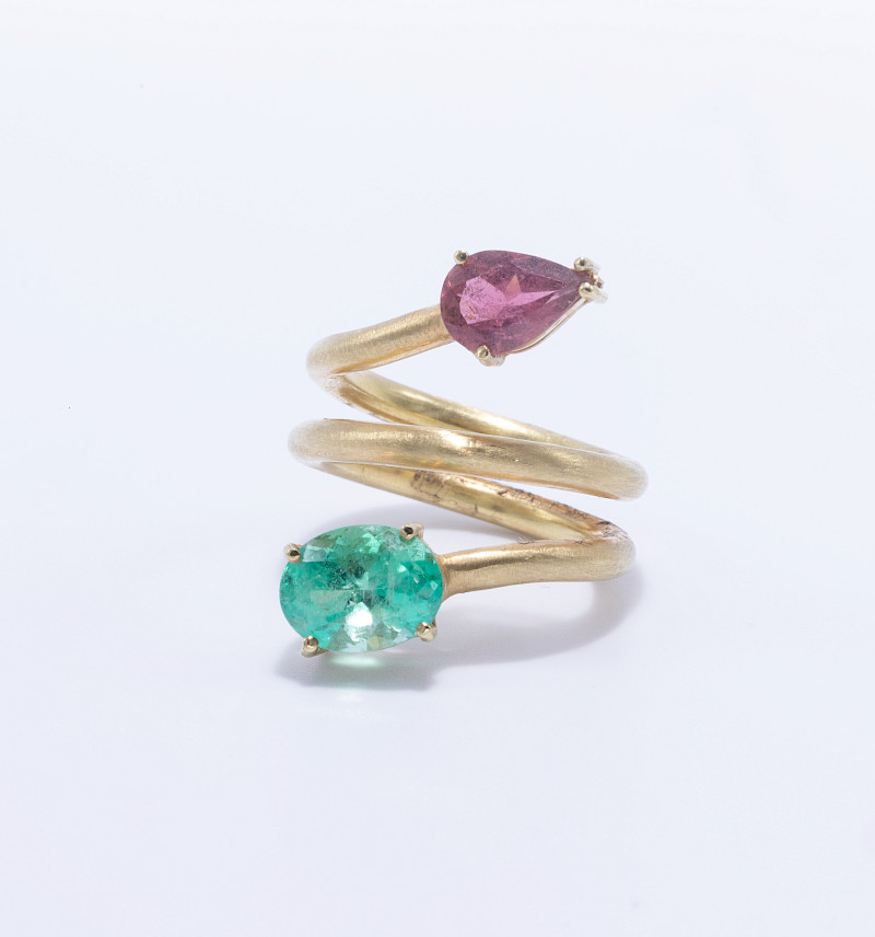 Anillo oro amarillo con acabado Matte en 14k con 1 turmalina de 1.04ct y 1 esmeralda de 2.13ct