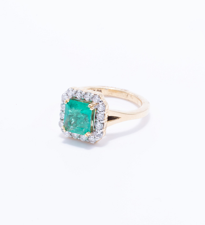 Anillo oro amarillo 18k con 1 esmeralda central 1.67ct y brillantes 0.64ct