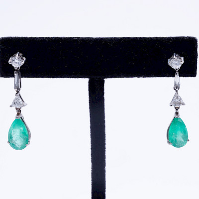 Par de aretes oro blanco 18k con 3.72ct de esmeralda, brillante trillón, brillante redondo y baguette
