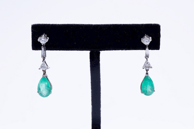 Par de aretes oro blanco 18k con 3.72ct de esmeralda, brillante trillón, brillante redondo y baguette