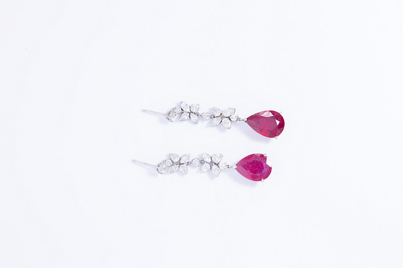 Aretes de oro blanco 18k con 14.35ct de rubí y 3.26ct de brillantes