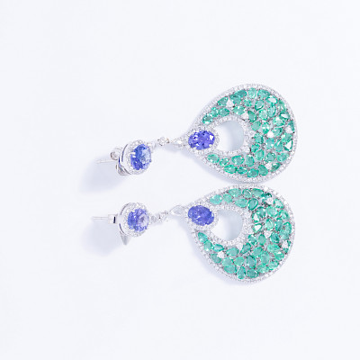 Par de aretes oro blanco 18k con esmeraldas, zafiros y brillantes