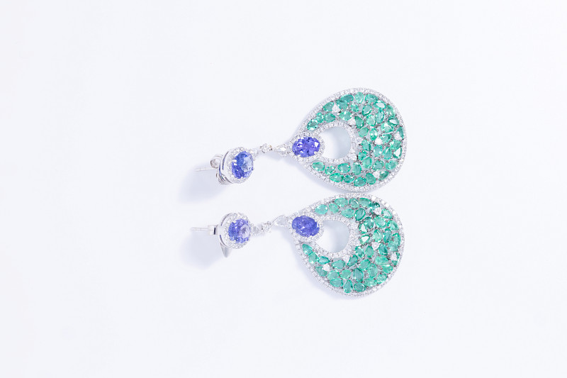 Par de aretes oro blanco 18k con esmeraldas, zafiros y brillantes