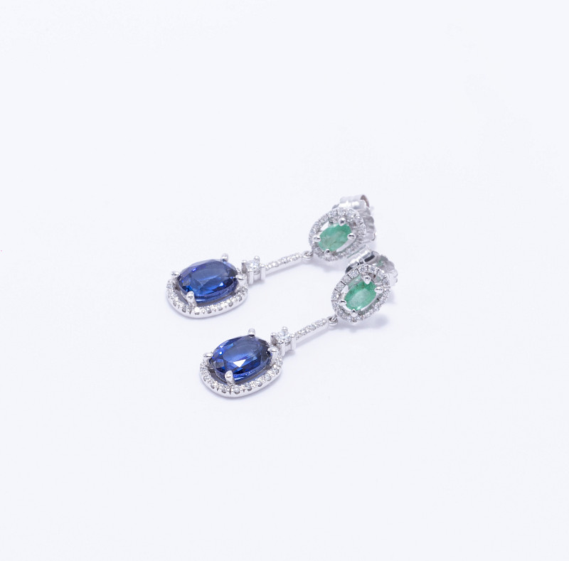 Par de aretes oro blanco 18k con esmeraldas, zafiros y 0.42ct de diamantes