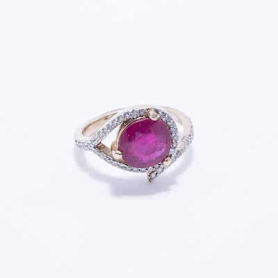 Anillo oro amarillo 14k con un rubí de1.57ct y 0.31ct de brillantes