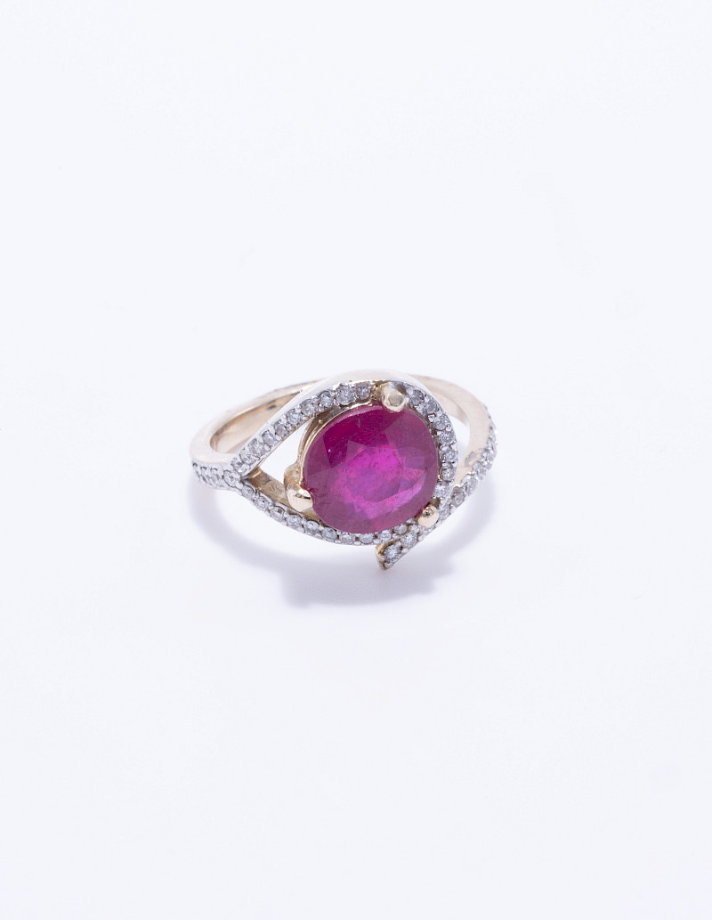 Anillo oro amarillo 14k con un rubí de1.57ct y 0.31ct de brillantes