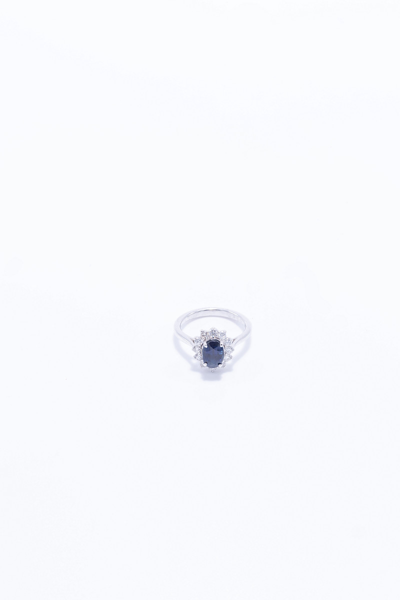 Anillo oro blanco 18k con 1 zafiro central de 1.95ct y 12 brillantes alrededor