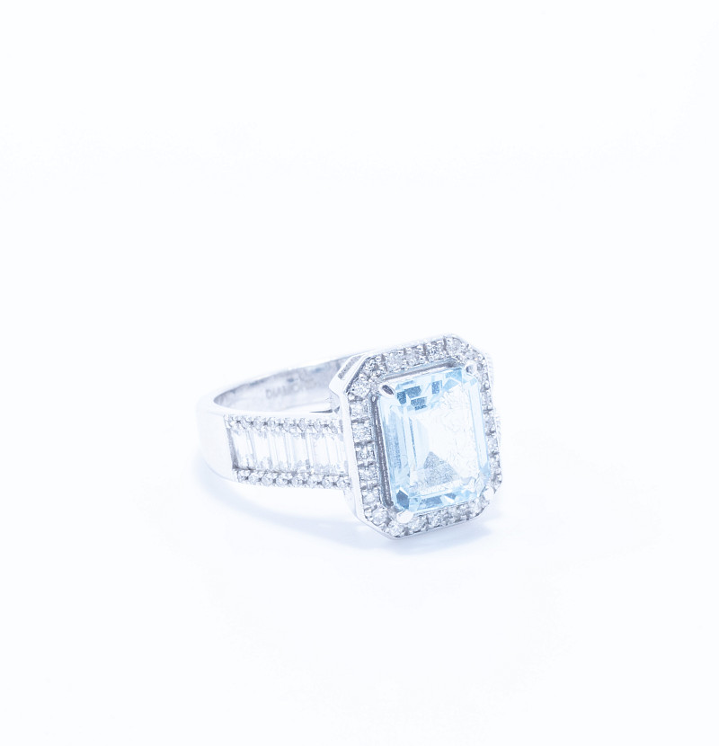 Anillo oro blanco 18k con 0.73ct de brillantes y una aguamarina central de 3.15ct