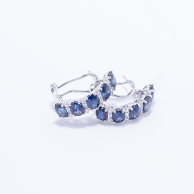 Par de aretes oro blanco 18k con 4.52ct de zafiros, 0.16ct baguette y 0.18ct brillantes