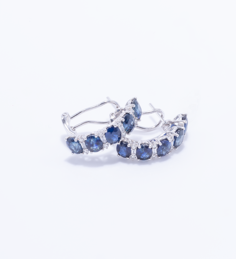 Par de aretes oro blanco 18k con 4.52ct de zafiros, 0.16ct baguette y 0.18ct brillantes